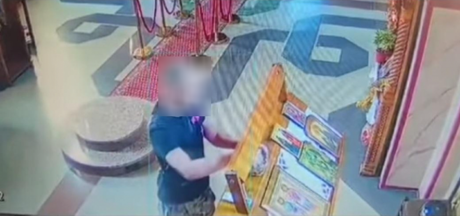 KAMERE SNIMILE LOPOVA, RAZVALIO IKONU GOSPODA, A JEVANĐELJE POKUŠAO DA UPALI Kamere snimile VANDALA u Velikoj Plani (FOTO)