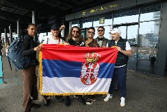 PRINC OD VRANJE KRENUO NA EVROVIZIJU Ogrnuo srpsku zastavu, ne skida osmeh sa lica!