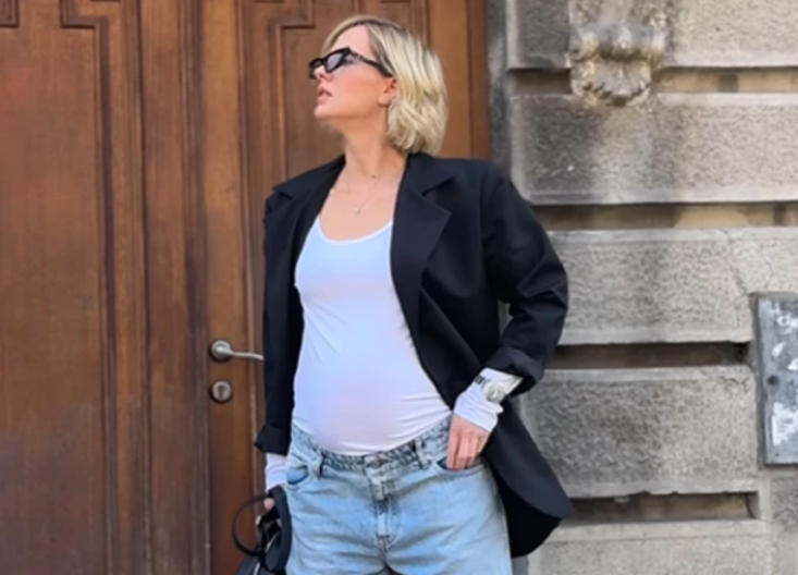 TRUDNA PEVAČICA JEDVA DIŠE! Otkrila da čeka blizance, pa priznala sa čime se suočava!