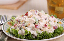 KIKIRIKI SALATA SA PILETINOM ZA ĐURĐEVDAN Kremasto predjelo ukrasiće svaku svečanu trpezu i oduševiti goste