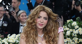 ,,JADNA ŠAKIRA" Pevačica doživela horor zbog haljine, u poslednjem trenutku morali da rade ovo, automatski joj se slošilo