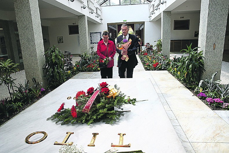 TAJNA TITOVOG GROBA Znate li zašto na njemu nema petokrake?