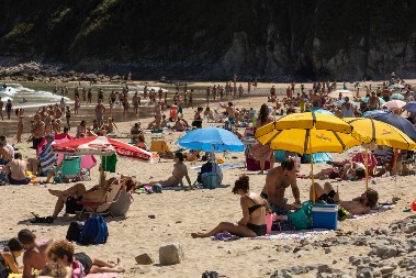 HAOS NA PLAŽI Ljudi su opušteno ležali na pesku, a onda ih je šokirao neverovatan prizor