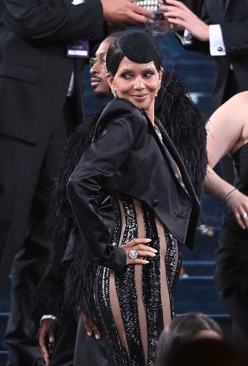 "ŽENO, GDE SI POŠLA BEZ GAĆA?"  Hale Beri potpuno ogolila intimne delove, nema ko se nije zacrveneo kad se ona pojavila!