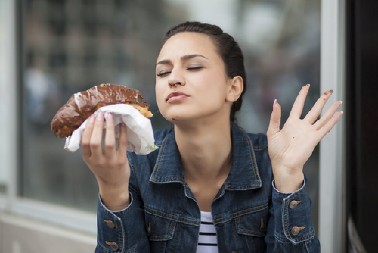 OD OVAKVOG DORUČKA ŠEĆER U KRVI SKAČE KAO LUD  Osim što pravi haos vašim crevima, goji i izaziva upale u telu