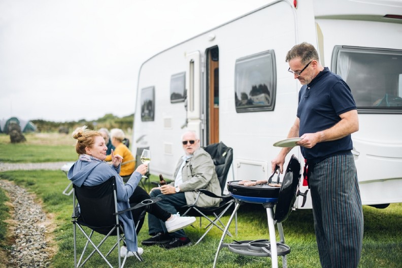 KAMPOVANJE SE PRETVORILO U HOROR Deda izašao da proveri auto i nastavio da vozi, usledio šok poziv - kad čujete šta je zaboravio pored puta, pašćete sa stolice!