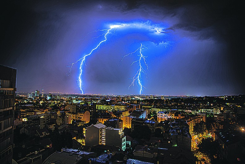 SPREMITE SE, PUCAĆE GROMOVI Već sada su na nebu iznad ovog dela Srbije, preti i grad