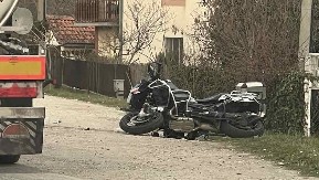 MLADIĆ (27) SE MOTOROM SUDARIO SA ŠLEPEROM NA PUTU NIŠ-PIROT Vozač polomio vratni pršljen, karlicu i butnu kost