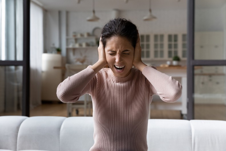 SRPKINJA OBJAVILA RAT BAHATIM KOMŠIJAMA Zbog glasne muzike nije spavala noćima, a onda je rešila da se brutalno OSVETI!