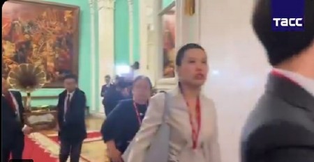 KINESKI LIDER DONEO NEOBIČAN POKLON PUTINU! Ovo niko nije mogao da očekuje - pogledajte šta je unutra! (VIDEO)