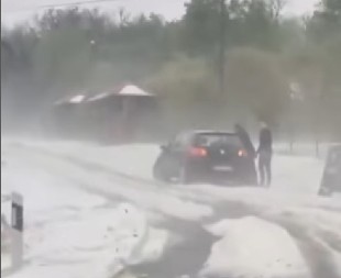 APOKALIPTIČNI PRIZOR IZ KRAGUJEVCA! Vozač rekao jednu jezivu rečenicu dok je pokušavao da se probije kroz NEVREME (VIDEO)