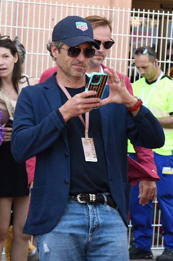 SLAVNI GLUMAC JE MUŽ IZ PAKLA  Jedva punoletan je oženio 26 godina stariju, a onda se divljački iživljavao nad suprugom