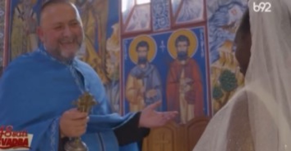 SKANDALČINA NA VENČANJU SRBINA I AFRIKANKE Sveštenik se našalio, pa izazvao bes na mrežama: ''OVO JE BOGOHULJENJE!'' (VIDEO)