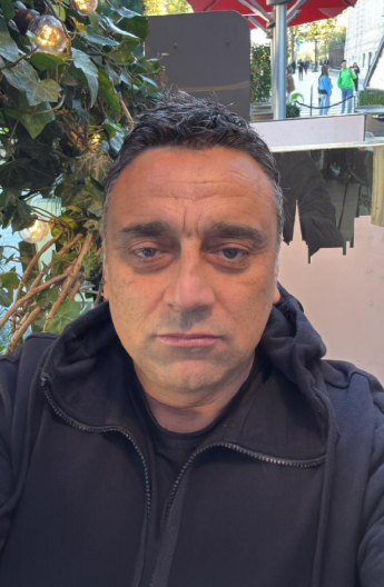 KO JE MENADŽER KOG JE SAŠA MIRKOVIĆ OPTUŽIO DA GA JE PRETUKAO? Sarađuje sa najvećim zvezdama, nosio nanogicu, a evo o čemu su svi brujali