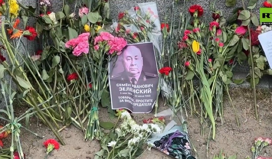 "OPROSTITE MI ZBOG UNUKA IZDAJICE" Poruka sa likom dede Zelenskog u Berlinu (VIDEO)