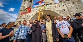 HILJADE VERNIKA U KRSNOM HODU Prota Predrag Šćepanović i ove godine stao na čelo Litije od Nemanjinog grada do Ostroga