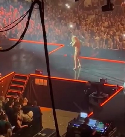 TEA TAIROVIĆ SE POVREDILA NA KONCERTU Nastao muk među publikom, završila krvava, a evo šta se onda desilo (VIDEO)