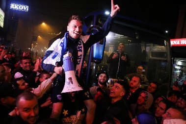 POBEDA, PA SPEKTAKULARAN DOČEK Navijači Novog Pazara dočekali fudbalere kasno u noć nakon velikog trijumfa u Kragujevcu (VIDEO)