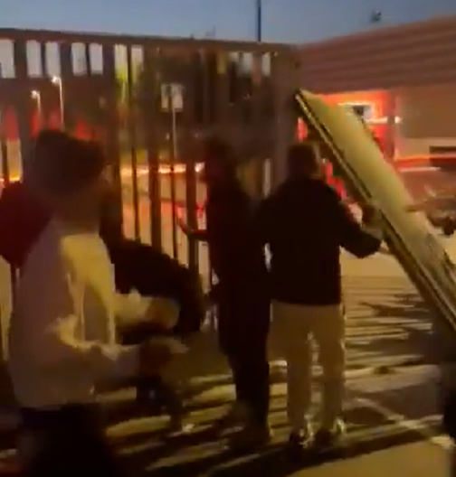 HULIGANI NAPALI GUDELJA I IGRAČE Upali u trening centar, navijači kipte od besa, nezapamćen haos u Sevilji (VIDEO)