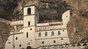 ZAŠTO POD OSTROG VERNICI DOLAZE BOSI I NOSE VUNENE ČARAPE NA DAR? Običaj je star vekovima i strogo ga poštuju i hrišćani i muslimani