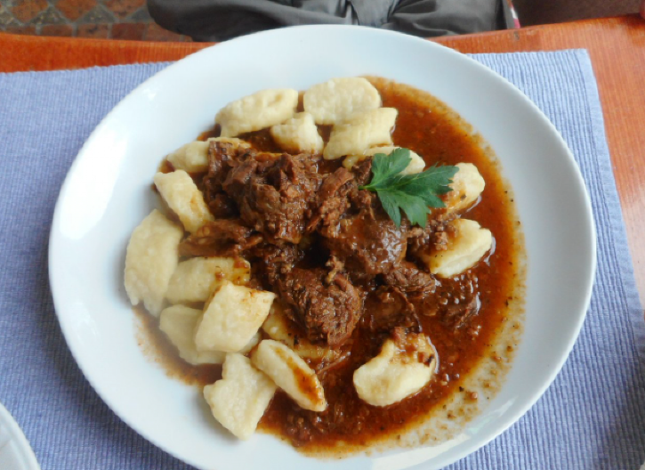 GURMANSKI GULAŠ SA NJOKAMA Jelo na kašiku koje osvaja od prvog zalogaja