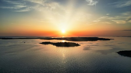 NA OVOM JADRANSKOM OSTRVU LETUJU SAMO POLITIČKI MOĆNICI „Titov raj“ je zabranjen za obične turiste