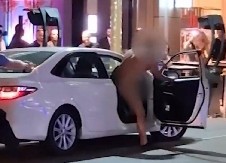 GOLI MUŠKARAC PRAVIO HAOS NA ULICI: Udarao policajku i posmatrače, pokušao da otme automobil, a onda je usledio odgovor! (VIDEO)