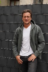 NAŠ GLUMAC SE TAJNO RAZVEO! Obelodanio detalje kraha ljubavi