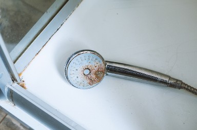 BLISTAVA TUŠ KABINA ZA 200 DINARA Napravite prirodno sredstvo od samo 2 sastojka, sigurno ih imate kod kuće