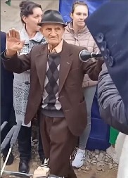 DEKA DUŠAN POSTAO HIT NA DRUŠTVENIM MREŽAMA Ono što je uradio na svadbi svoje unuke oduševilo je mnoge