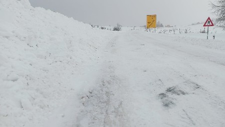 NA PEŠTERU NAPADALO POLA METRA SNEGA! Meštani muku muče sa snežnim nanosima, zima kod njih oštro zakucala!