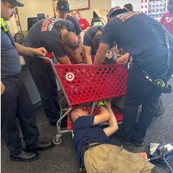 MAJKA I DETE U PRODAVNICI DOŽIVELI UŽAS Devojčici se ruka zaglavila u kolicima za kupovinu, jedva je spasili vatrogasci!