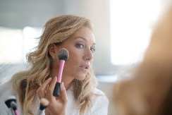 ZBOG OVIH GREŠAKA U ŠMINKANJU IZGLEDATE STARIJE Ako želite da budete mladoliki posle 50. godine, nikako to ne radite!