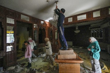 NOVI ŠOK SNIMCI ASADOVOG BOGATSTVA Besni pobunjenici se dokopali Ferarija i Luj Vitona, upali u vilu, a tu teretana, kupatilo u mermeru i dva džakuzija! (VIDEO)