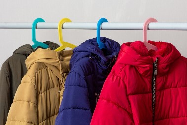 NE NOSITE JAKNU NA HEMIJSKO ČIŠĆENJE Operite je brzo i lako kod kuće, postupak ne može biti jednostavniji