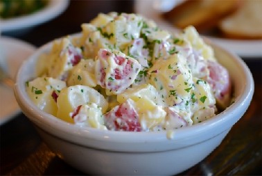 KREMASTA KROMPIR SALATA Gurmani će je obožavati, može se služiti i uz ribu ili meso