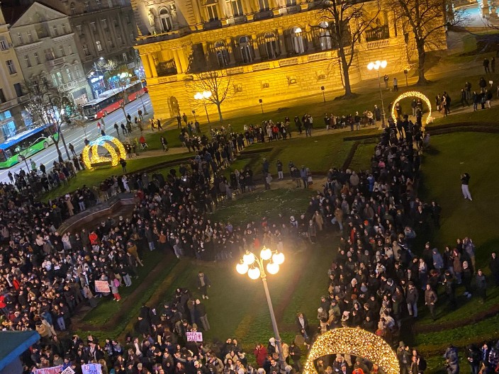 URLAJU I ZVIŽDE DOK IM VUČIĆ ISPUNJAVA ZAHTEVE Evo koliko ljudi protestuje ispred Predsedništva, neki bili pametniji pa ostali na fakultetima