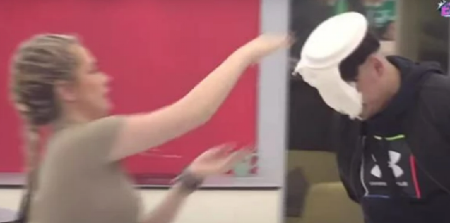 TRUDNA MILICA ZALEPILA TERZI TANJIR SA ŠLAGOM U LICE! Ne želi više da ćuti, brutalno ga izvređala: "Ovo je najmanje što mogu da uradim"