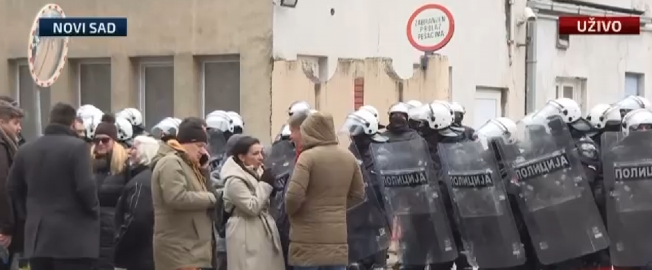 PRVO JUTARNJA CIGARICA I KAFICA, PA SVE OSTALO! Reporteru naredili da se pomeri da ne snime opuštenu Mariniku i da se ne vidi da ih je deset (VIDEO)