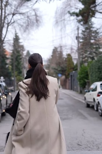 PORODILA SE U 44. GODINI, A SADA POKAZALA ĆERKU Voditeljka uživa sa naslednicom, kadar topi srca (FOTO)