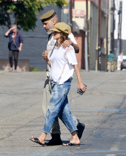 "NE MORAMO SVI DA GLEDAMO ŠTA RADITE U 4 ZIDA"  Slavna glumica zaprepastila javnost ljubavnim snimkom iz spavaće sobe