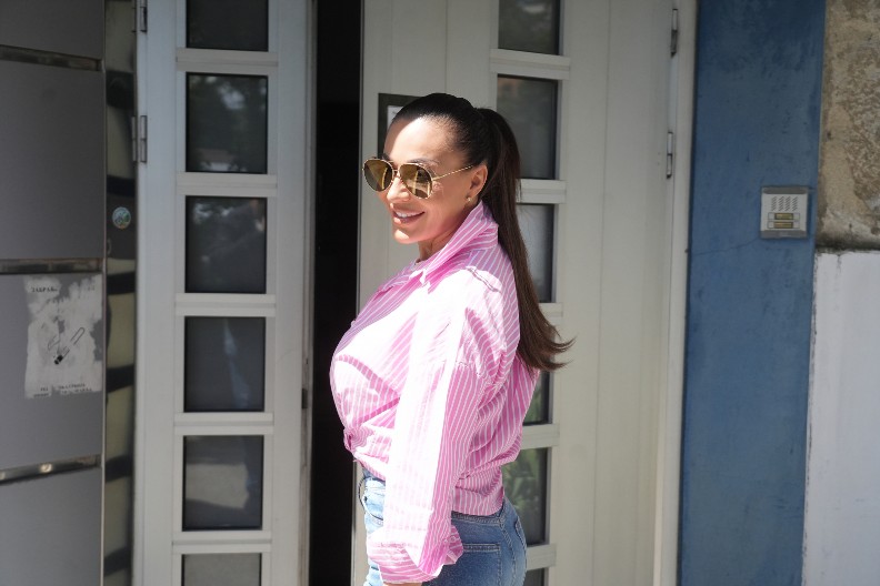 NI USKA HALJINA, NI ŠTIKLE, NI DEKOLTE, NEGO GO STOMAK Ceca Ražnatović prošetala tinejdžerski autfit idealan za popodnevnu šetnju po gradu