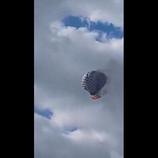 MUŠKARAC PAO U SMRT NAKON ŠTO JE VISIO NA UŽETU SA BALONA NA VRUĆ VAZDUH Kamere zabeležile jeziv trenutak (VIDEO)