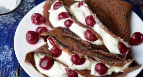 CRNE PALAČINKE SA KREMOM OD SIRA I VIŠNJAMA Specijalitet u savršenom spoju ukusa