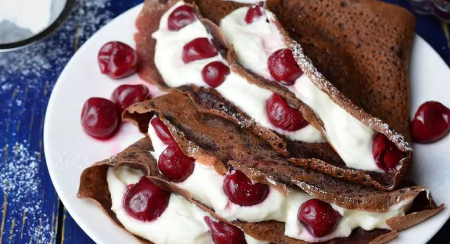 CRNE PALAČINKE SA KREMOM OD SIRA I VIŠNJAMA Specijalitet u savršenom spoju ukusa