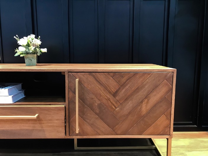 Vekovima skrivano blago završilo ispod televizora: Kovčeg vredan 7 miliona evra služio kao mini-bar, vlasnik saznao tek kad je bilo kasno