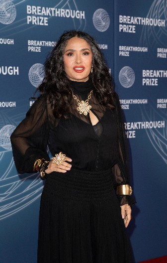 KAKVO TELO SALMA (58) IMA! Šokirala sve kad se skinula u minijaturni bikini i pokazala fantastičnu figuru