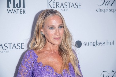 VOLE GA BAKE, ALI I DEVOJKE Starinski materijal se vraća na velika vrata, nežan je i romantičan, savršen za proleće