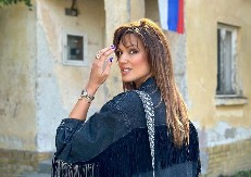 NIKO NE VERUJE DA JE NAPUNILA OVOLIKO GODINA Nina Radulović obukla kratku haljinu pa se javno obratila svima (FOTO)