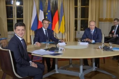 OVAKO JE IZGLEDAO JEDINI SUSRET PUTINA I ZELENSKOG: Nisu se rukovali, izbegavali kontakt očima! Zelenski nije znao gde da sedne, Putin miran! (VIDEO)